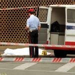 .Durango(Vizcaya). 4 jun 00.- Un agente de la Ertzaintza junto al cuerpo del concejal del PP, Jesus Maria Pedrosa, de 57 años, tras ser asesinado hoy en la localidad vízcaina de Durango