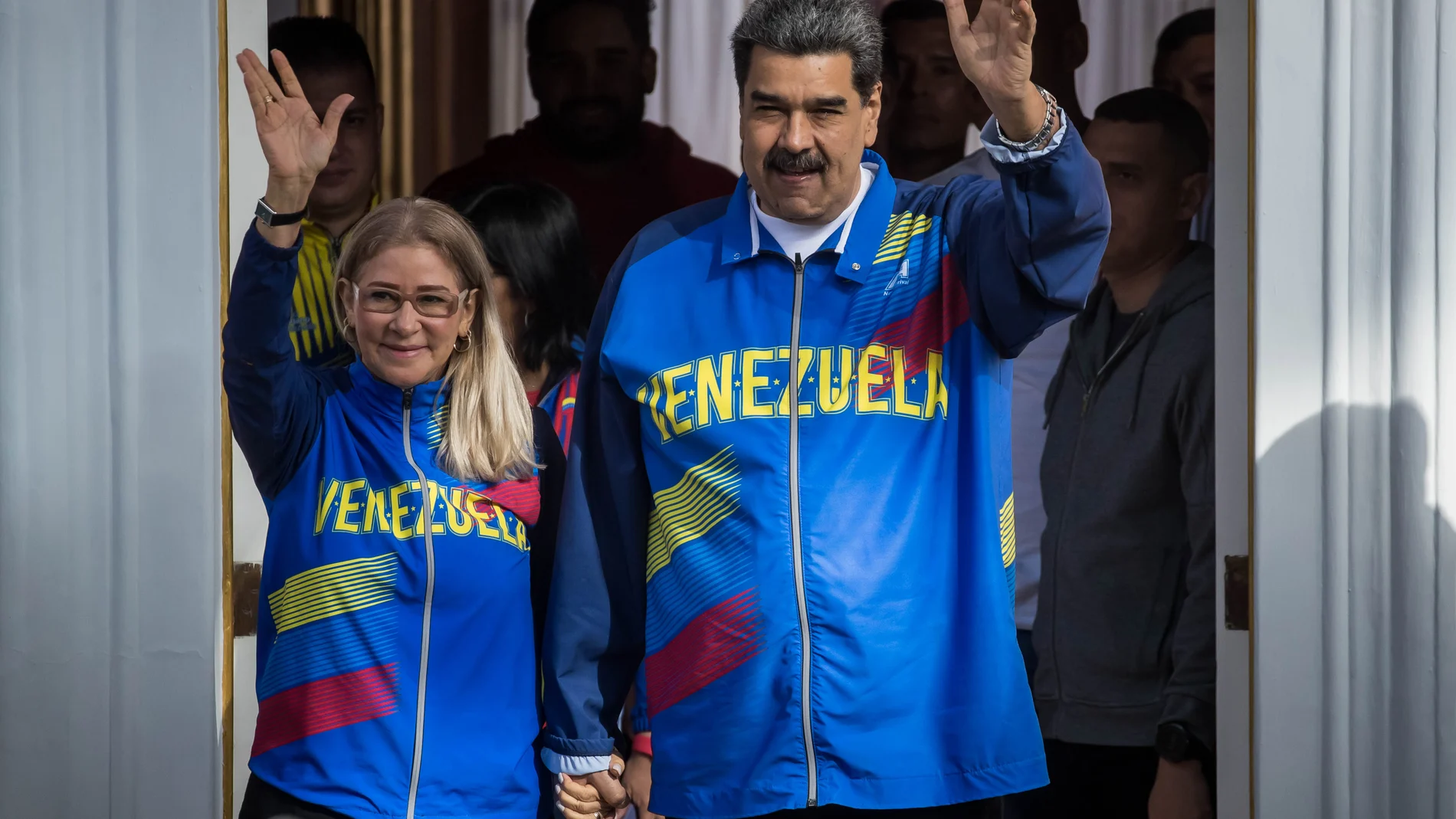 AME4191. CARACAS (VENEZUELA), 12/02/2023.- El presidente de Venezuela Nicolás Maduro, acompañado de la primera dama Cilia Flores participan en un acto conmemorativo al Día de la Juventud hoy, en Caracas (Venezuela). El Presidente de Venezuela, Nicolás Maduro, anunció este domingo la creación de un programa social dedicado a la juventud, que tendrá el fin de "hacer más" por este sector en materia de educación, economía, vivienda, deporte, emprendimiento y cultura. EFE/ Miguel Gutierrez