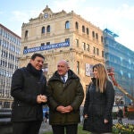 Los consejeros Jesús Julio Carnero y Carlos Fernández Carriedo, junto a la delegada territorial Raquel Alonso, a las puertas del edificio