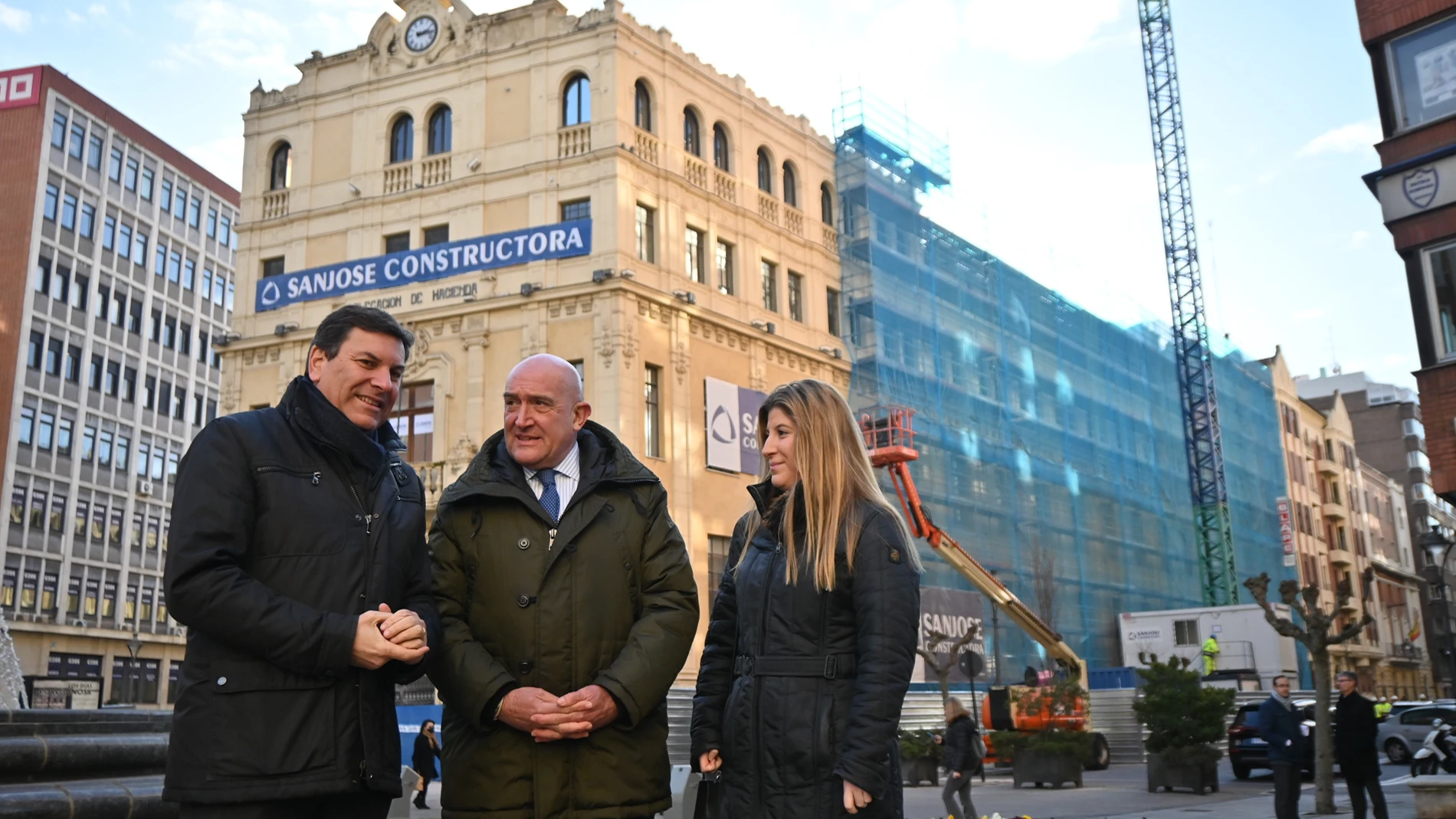 Los consejeros Jesús Julio Carnero y Carlos Fernández Carriedo, junto a la delegada territorial Raquel Alonso, a las puertas del edificio