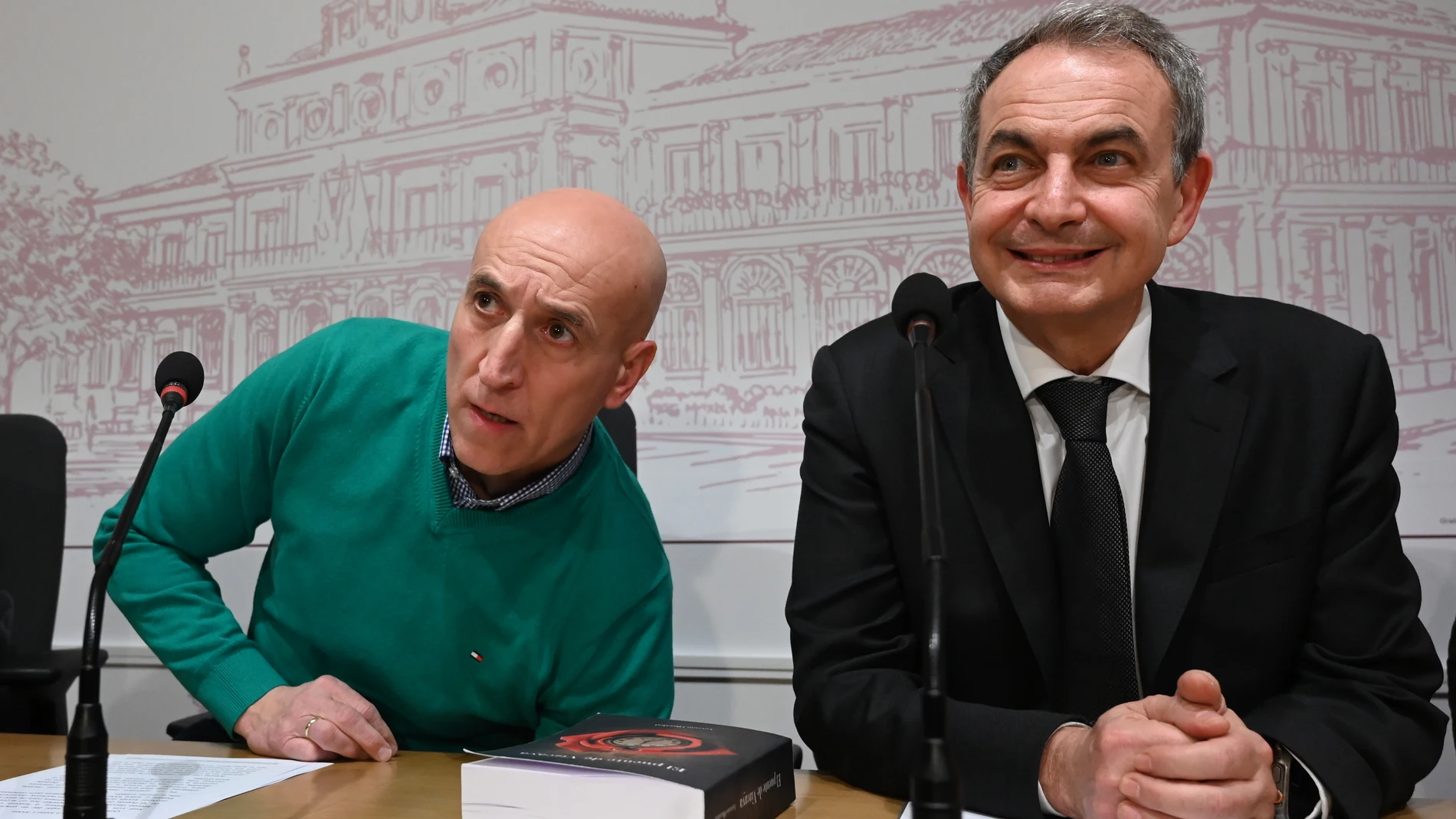 LEÓN, 13/02/2023.- El expresidente del Gobierno José Luis Rodríguez Zapatero (d) y el alcalde de León, José Antonio Diez, durante la presentación del libro de Antonio Olazabal, "El puente de Vizcaya", este lunes en León. EFE/J.Casares