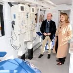 El viceconsejero Jesús García-Cruces Méndez, junto a la directora del Centro de Hemoterapia y Hemodonación de Castilla y León, Lydia Blanco, visita el autocar