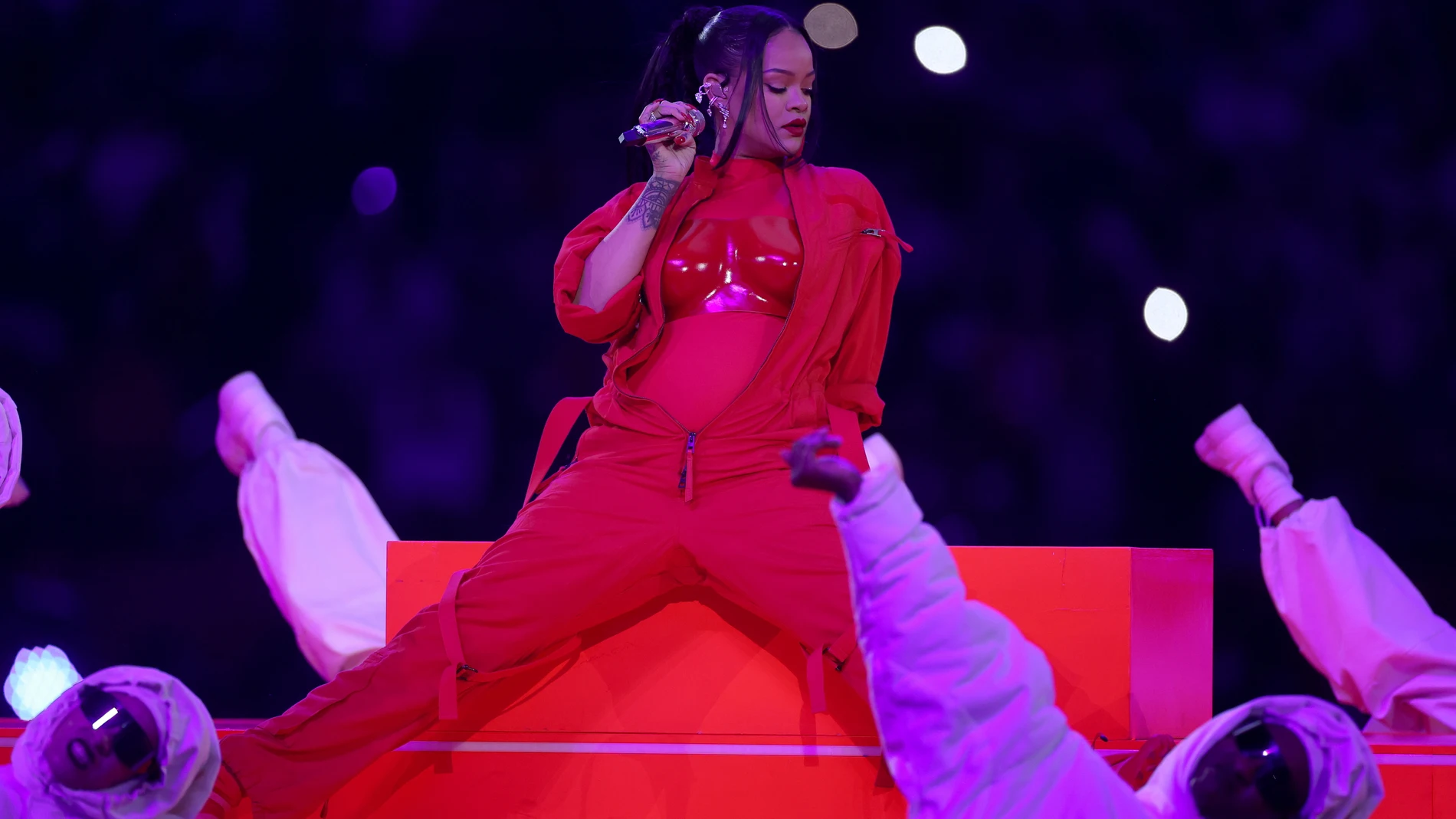 Glendale (United States), 12/02/2023.- Barbadian singer Rihanna performs during halftime of Super Bowl LVII between the AFC champion Kansas City Chiefs and the NFC champion Philadelphia Eagles at State Farm Stadium in Glendale, Arizona, 12 February 2023. The annual Super Bowl is the Championship game of the NFL between the AFC Champion and the NFC Champion and has been held every year since January of 1967. (Estados Unidos, Filadelfia) EFE/EPA/CAROLINE BREHMAN