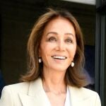 Isabel Preysler posa a su llegada al Teatro Rea