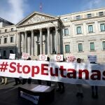 Madrid . 11/02/2020 . Congreso de ls diputados . Protesta en contra de la eutanasia 