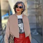 Carmen Gimeno con falda midi de piel de Zara.