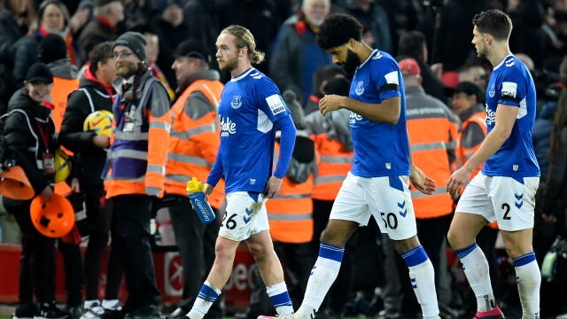 Los jugadores del Everton, tras un derbi con el Liverpool