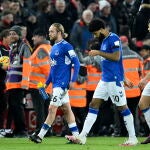 Los jugadores del Everton, tras un derbi con el Liverpool