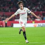 El Tottenham quiere usar a Bryan Gil para fichar a Bono al Sevilla