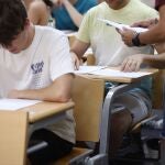 Un profesor reparte exámenes