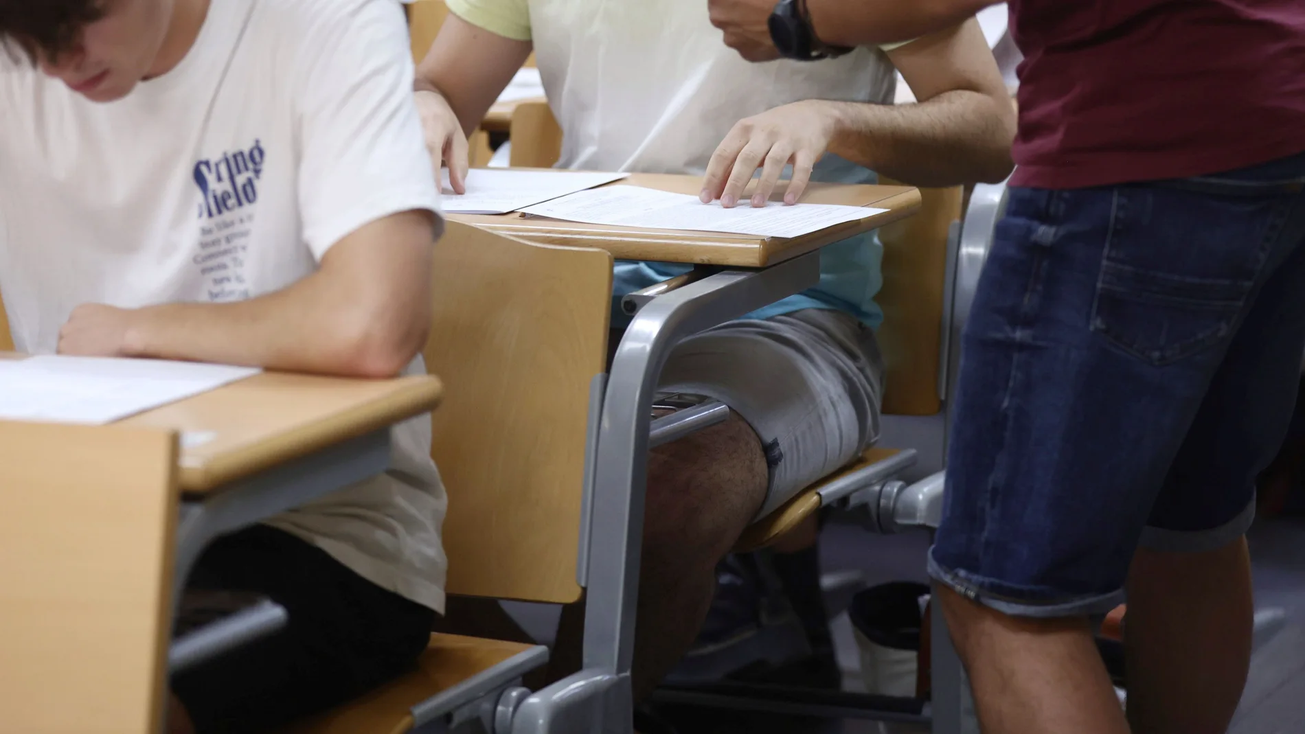Un profesor reparte exámenes