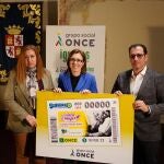 La directora general de Políticas Culturales, Inmaculada Martínez, el delegado de la ONCE, Ismael Pérez, y Araceli de las Heras, presidenta del Consejo Territorial de la ONCE, presentan el cupón de la ONCE dedicado a Carmen Martín Gaite