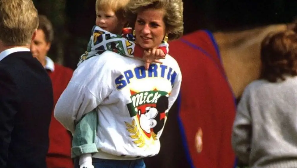 Lady Di con sudadera y vaqueros