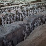 parte del conjunto de los Guerreros y Caballos de Terracota del Mausoleo de Qin Shihuang, situado en la ciudad china de Xian (China), un hallazgo formado por miles de estatuas que simbólicamente protegen la tumba del Primer Emperador, Qin Shihuang, quien gobernó entre los años 221 y 210 antes de nuestra era. 