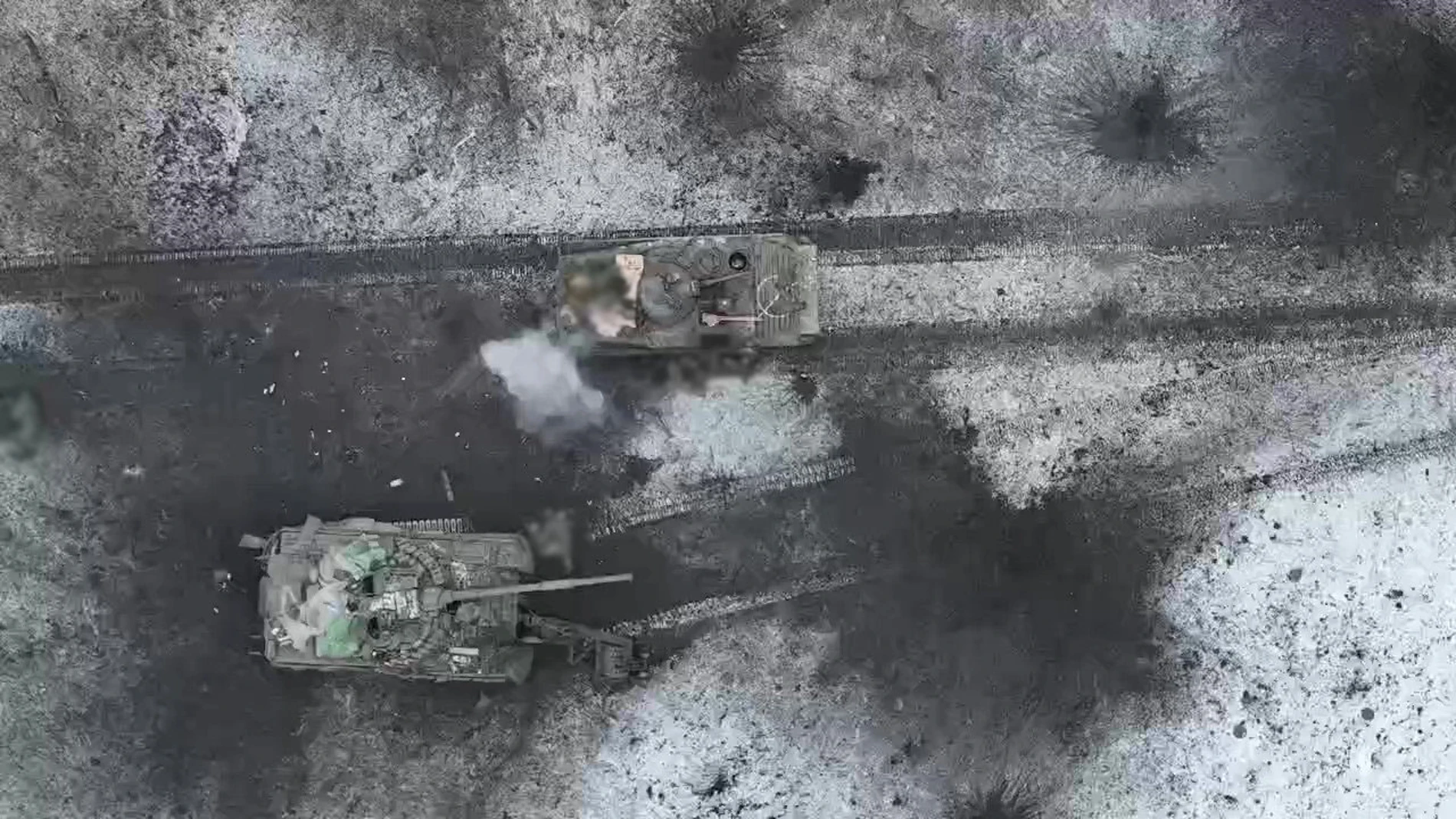 Dos tanques rusos antes de ser destruidos con una mina terrestre ucraniana