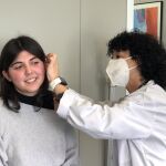Mercè junto a la doctora Anna Mª Cueto-González