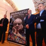  El alcalde de Ponferrada, Olegario Ramón (C), junto al responsable de la Fundación Antonio Pereira, Joaquín Otero (D), y el alcalde de Villafranca del Bierzo (León), José Manuel Pereira (I), durante la presentación de las actividades programadas con motivo del centenario del escritor