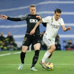 Ceballos se lleva un balón en el Real Madrid-Elche