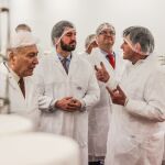 El vicepresidente García-Gallardo y el consejero Gerardo Dueñas, durante su visita a las instalaciones de Industrias Lácteas Asturianas (ILAS) "Reny Picot" en Fresno de la Ribera (Zamora)