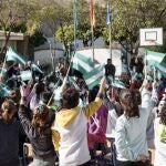 Niños celebrando el Día de Andalucía