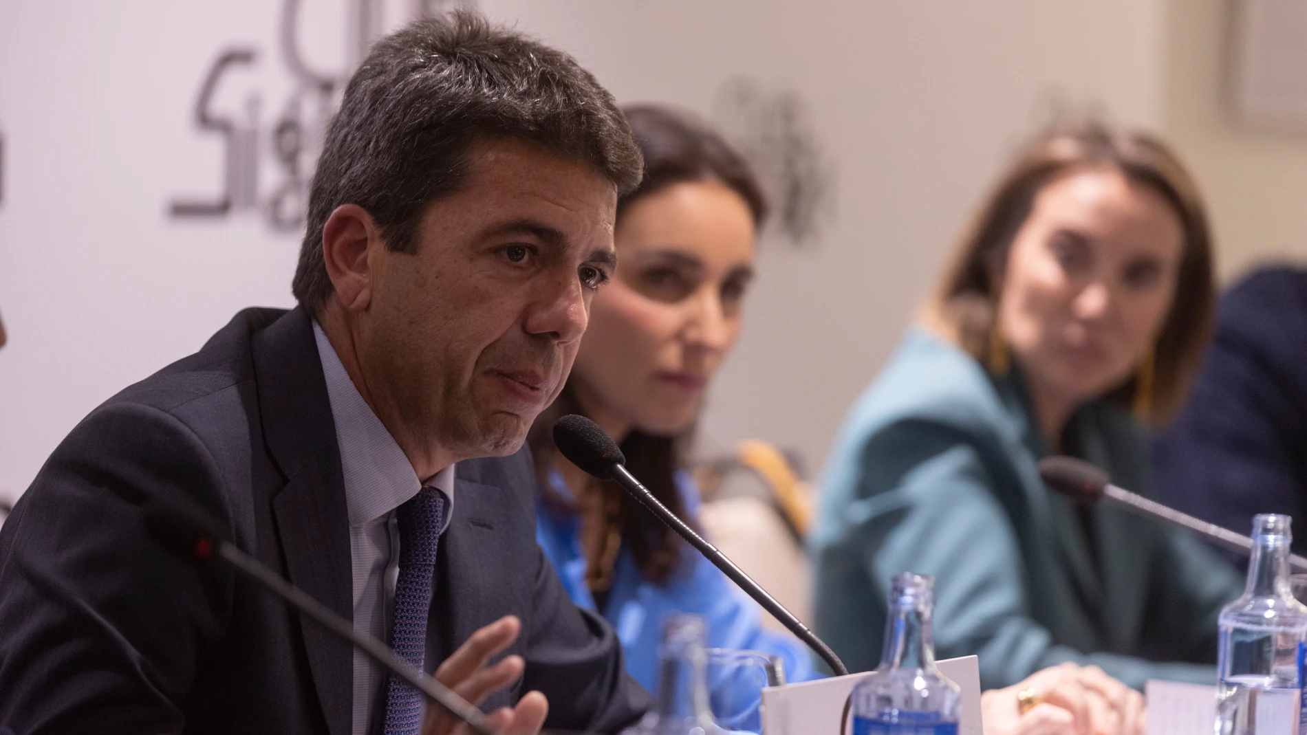Conferencia de Carlos Mazón en el club del siglo XXI presentado por Cuca Gamarra