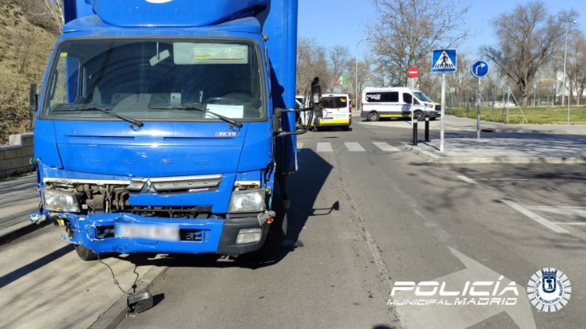 Un hombre drogado roba un camión en Madrid y conduce dañando diez vehículos