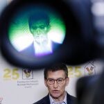 El presidente del Partido Popular, Alberto Núñez Feijóo, interviene durante su visita a la Casa Ronald McDonald, a 15 de febrero de 2023, en Madrid (España).