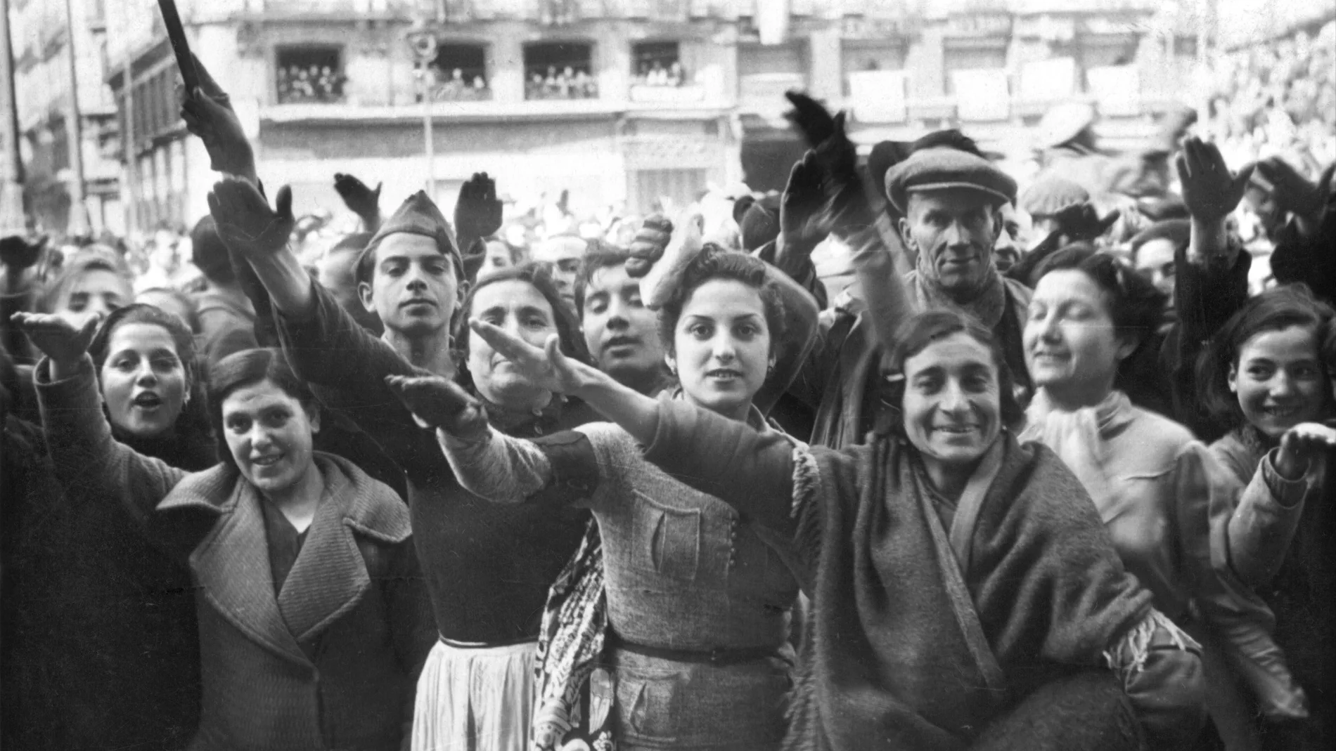 Población saludando a las tropas en tiempos de la guerra civil española