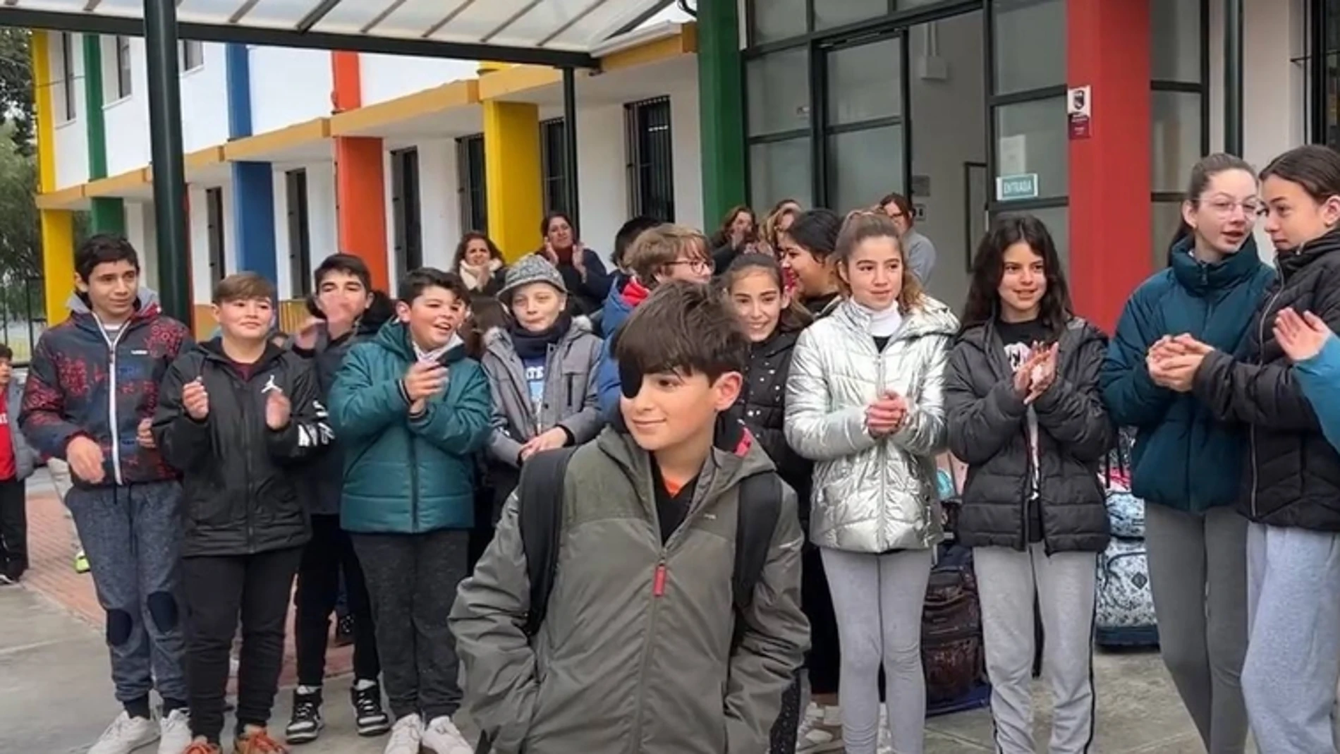 Captura del momento en el que los compañeros de Antonio le dan la bienvenida