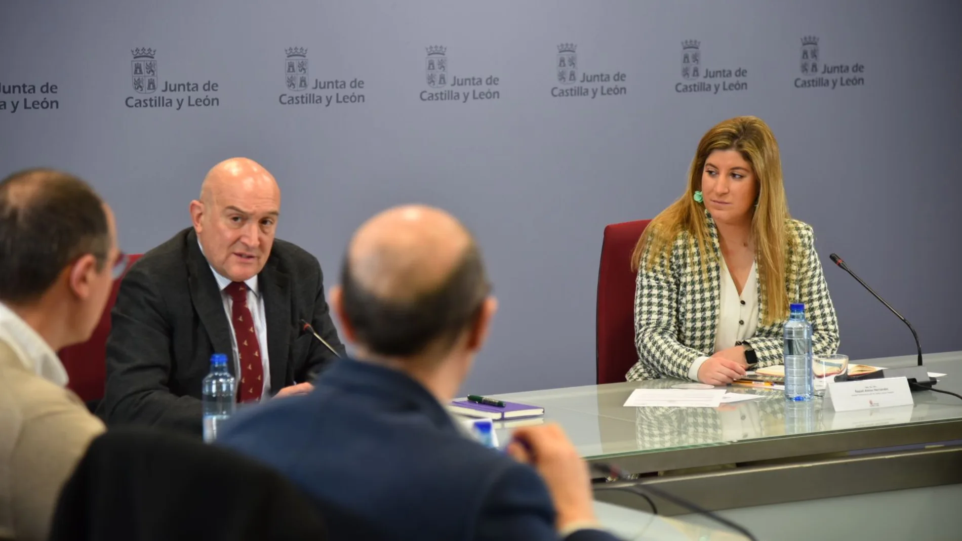 Jesús Julio Carnero se ha reunido con Fecosva, Avadeco, Asucyl, la Cámara de Comercio, el Colegio de Farmacéuticos y el Colegio de Ópticos y Optometristas de Valladolid para indicarles las peculiaridades del Bono Nacimiento y la Tarjeta Familia