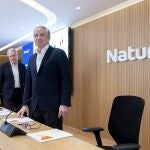 El presidente de Naturgy, Francisco Reynés (d), y el director general de Sostenibilidad, Reputación y Relaciones Institucionales, Jordi GarcÍa Tabernero (i)