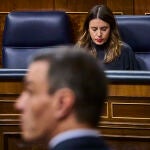 Irene Montero, Ministra de Igualdad y el presidente del gobierno, Pedro Sánchez, durante la sesión de control al gobierno en el Congreso de los Diputados.