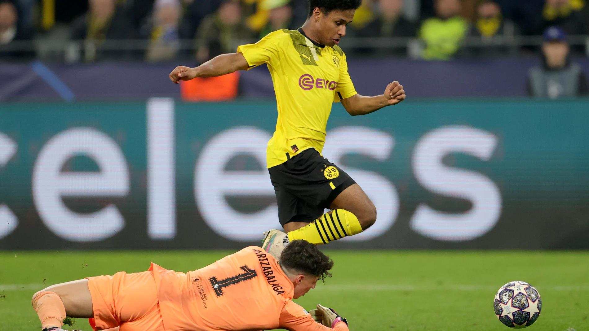Dortmund (Germany), 15/02/2023.- Karim Adeyemi (R) of Dortmund scores the 1-0 lead against goalkepeer KArrizabalaga (L) of Chelsea during the UEFA Champions League Round of 16, 1st leg match between Borussia Dortmund and Chelsea FC in Dortmund, Germany, 15 February 2023. (Liga de Campeones, Alemania, Rusia) EFE/EPA/Friedemann Vogel