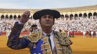 Detalle de Morante de la Puebla tras realizar el paseillo durante la corrida del Domingo de Resurrección en la plaza de toros de la Real Maestranza de Caballería de Sevilla, a 17 de abril de 2022 en Sevilla (Andalucía, España)