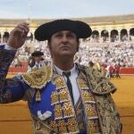 Detalle de Morante de la Puebla tras realizar el paseillo durante la corrida del Domingo de Resurrección en la plaza de toros de la Real Maestranza de Caballería de Sevilla, a 17 de abril de 2022 en Sevilla (Andalucía, España)