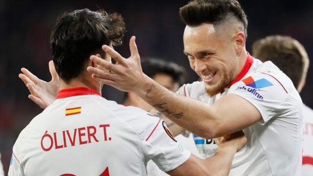 Óliver y Ocampos se abrazan tras un gol del Sevilla