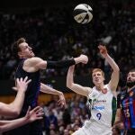 Vesely y Alberto Díaz intentan hacerse con el balón