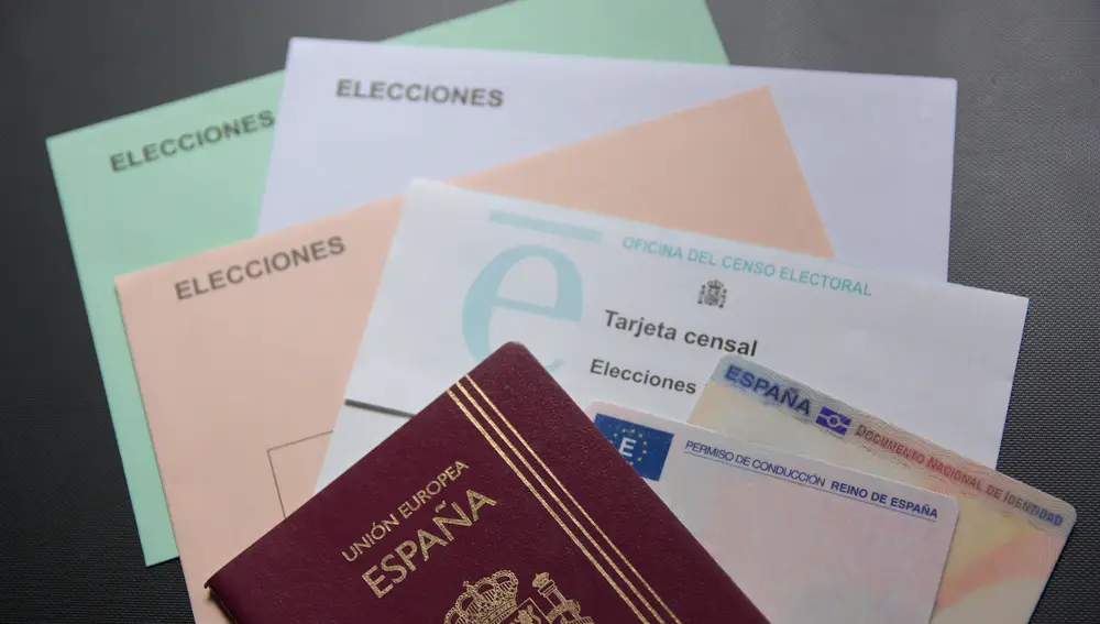 Sobres para ejercer el voto en las elecciones españolas. Tarjeta del Censo.