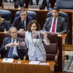 La presidenta de la Comunidad de Madrid, Isabel Díaz Ayuso, interviene durante un pleno en la Asamblea de Madrid, a 16 de febrero de 2023, en Madrid (España). Esta sesión plenaria tiene lugar un día después de que el Gobierno regional se reuniese con el comité de huelga de los sindicatos de médicos y pediatras sin llegar a ningún acuerdo y tras la multitudinaria manifestación a favor de la sanidad pública del pasado 12 de febrero.