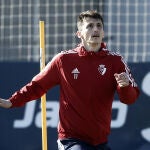 El delantero bosnio de Osasuna Ante Budimir durante el entrenamiento del equipo rojillo este jueves en las instalaciones de Tajonar donde preparan el enfrentamiento de este próximo sábado frente al Real Madrid en el Estadio de El Sadar. 