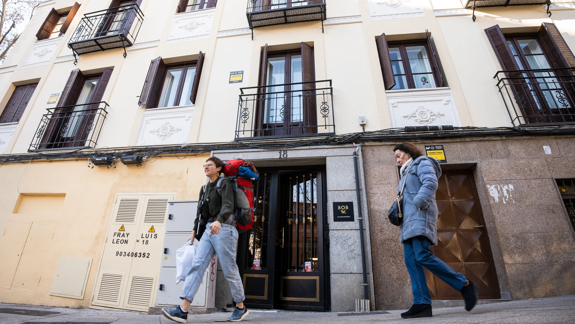 Bloque de viviendas en Fray Luis de León 18, donde la inmobiliaria Urbania expulsó a los vecinos para hacer pisos turísticos.