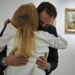 La baronesa Carmen Thyssen y su hijo Borja abrazánsose