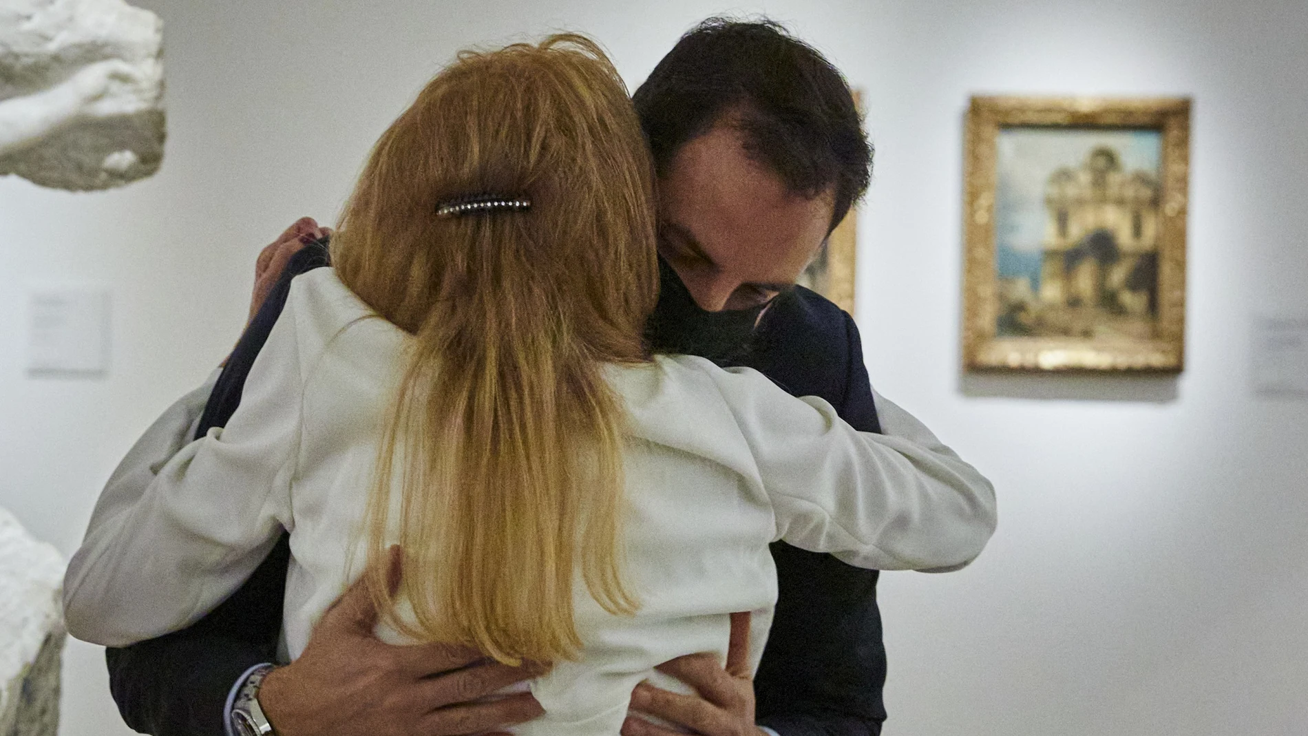 La baronesa Carmen Thyssen y su hijo Borja abrazánsose