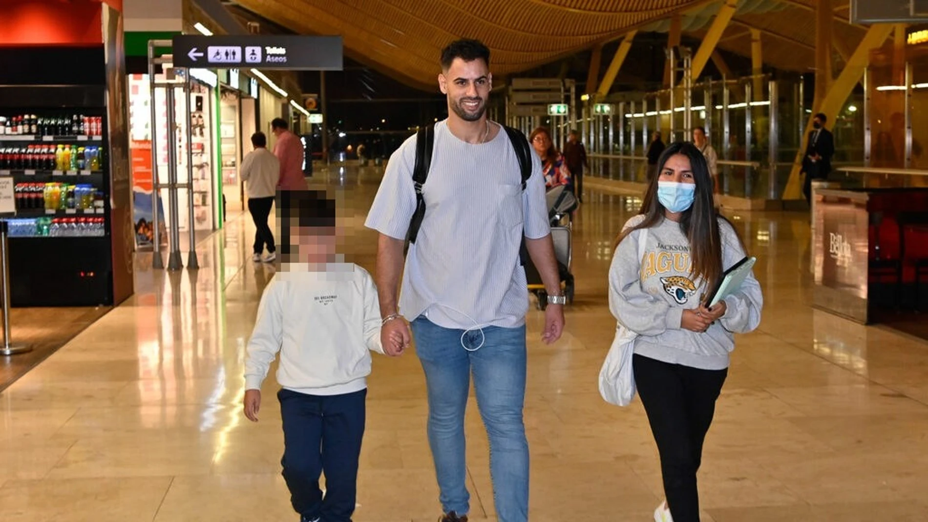 Asraf Beno, Isa Pantoja y su hijo en el aeropuerto
