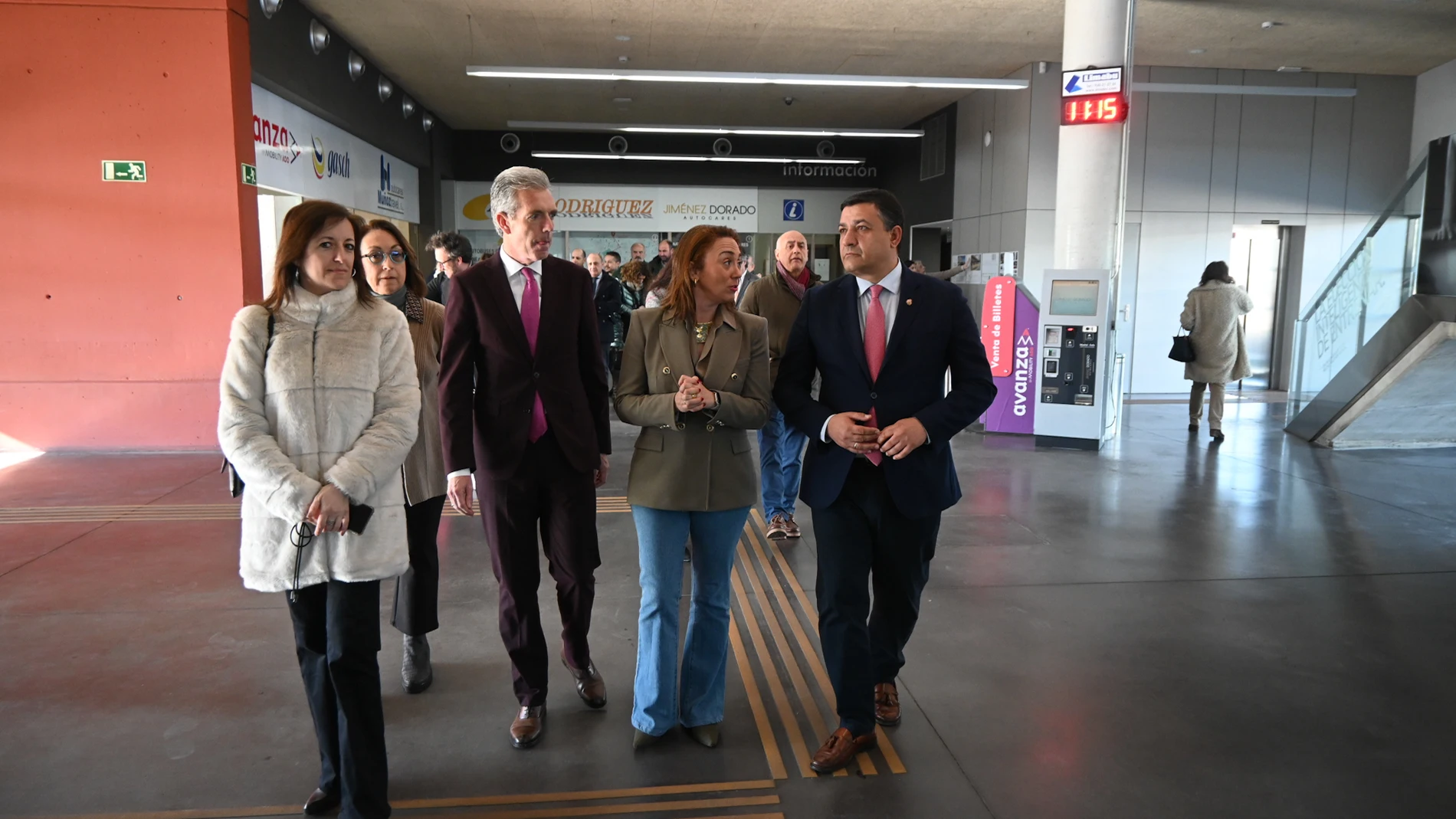 La consejera María González Corral visita la Estación de Autobuses de Ávila, junto al presidente de la Diputación Carlos García, el delegado territorial, José Franciso Hernández, entre otras personalidades