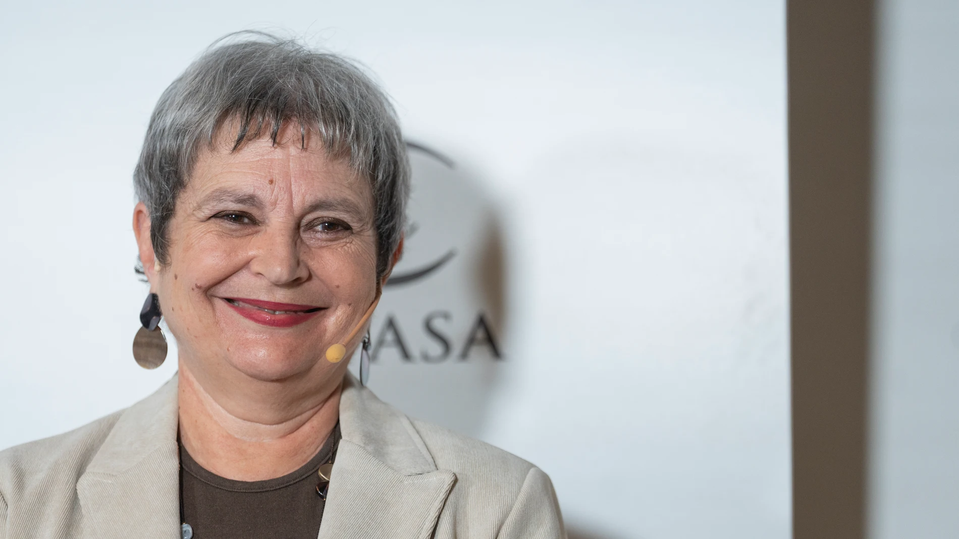 Elvira Roca Barea se lleva el Premio Primavera con "Las brujas y el inquisidor"