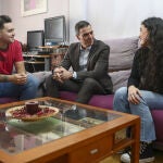 El presidente del Gobierno, Pedro Sánchez (c), ha mantenido hoy lunes un encuentro con dos jóvenes perceptores del salario mínimo interprofesional (SMI) en Parla. 