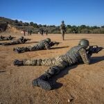  Los doscientos jóvenes ucranianos que han recibido formación militar por parte del Ejército español en la Academia de Infantería de Toledo finalizan este jueves sus cinco semanas de instrucción básica, listos para integrarse en las fuerzas armadas de su país y con la moral alta, convencidos de que la victoria será suya. La Agencia EFE ha presenciado unas horas de la formación que reciben estos jóvenes ucranianos, con una media de edad de 24 años, aunque la mayoría no supera la veintena, todos ellos sin formación militar previa y que han firmado un contrato de tres años con el ejército ucraniano, con independencia de cuándo finalice la guerra.