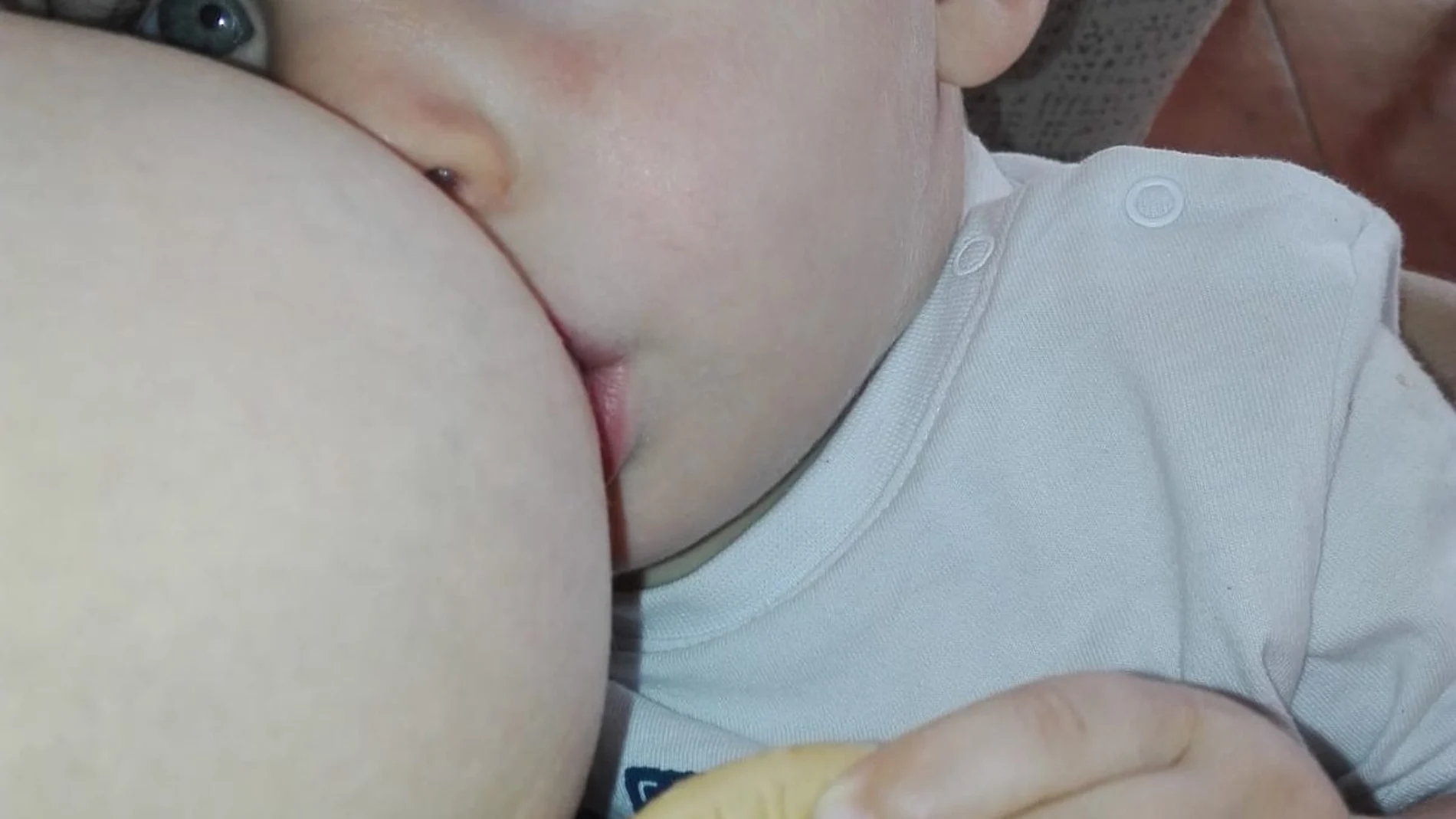 Lo recomendable es que la madre retire esta proteína de su dieta