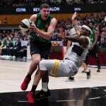 Joel Parra recibe la falta de Cook en el Joventut-Lenovo Tenerife